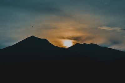 山的轮廓在日出
